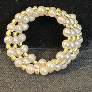 Elegant Pearl and Gold Bracelet